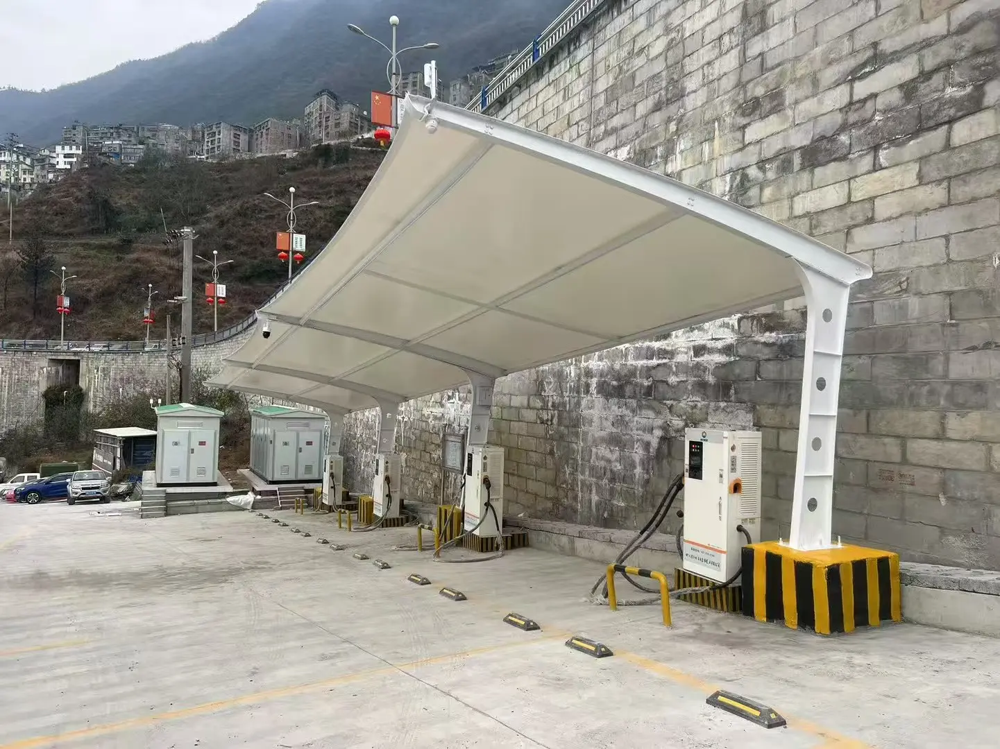 贵州园区小区车棚采购避坑指南:山地多雨高湿气候,膜结构选材看这三点